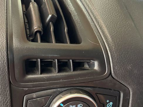 Used 2017 Ford Focus SE FWD image 15