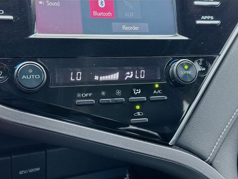 Used 2018 Toyota Camry XSE image 12