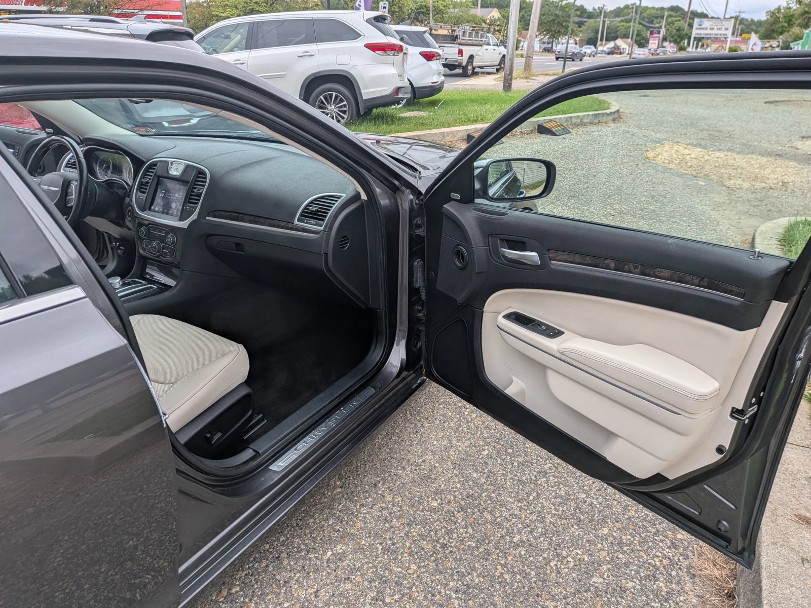 Used 2019 Chrysler 300 Limited RWD image 32