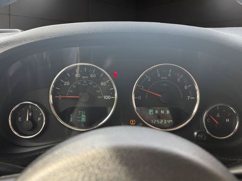 Used 2018 Jeep Wrangler Unlimited Sahara w/ Connectivity Group AWD/4WD image 11