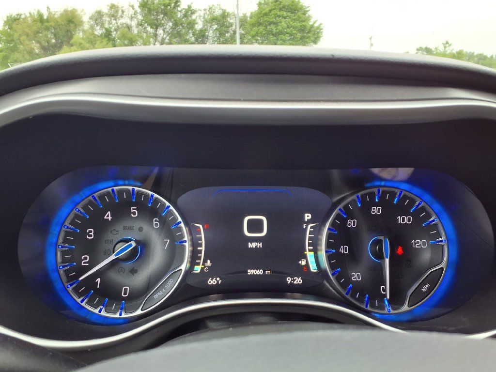 Used 2025 Chrysler Pacifica Select FWD image 12