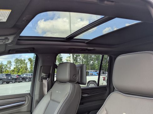 Used 2023 GMC Yukon XL Denali w/ Advanced Technology Package AWD/4WD image 12