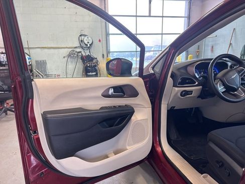 Used 2023 Chrysler Voyager LX image 10