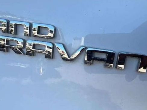 Used 2017 Dodge Grand Caravan SXT image 19