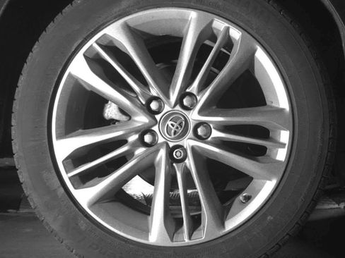 Used 2017 Toyota Camry SE image 12