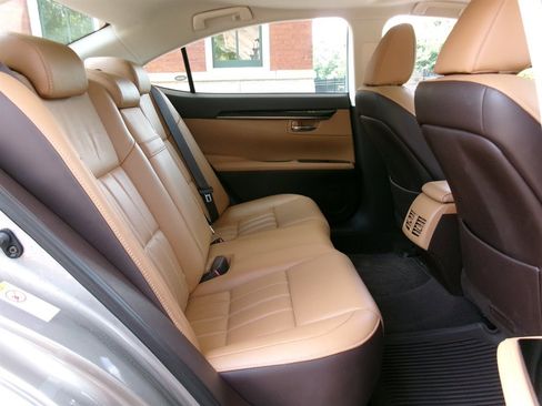 Used 2016 Lexus ES 350 w/ Luxury Package w/Wood Trim FWD image 33