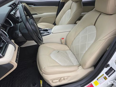 Used 2019 Toyota Camry XLE FWD image 16
