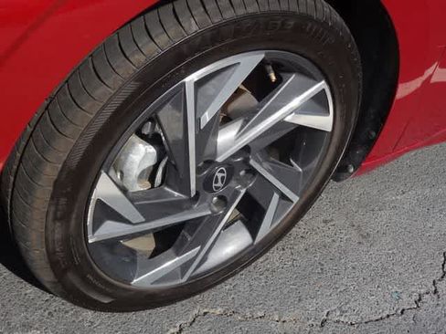Used 2025 Hyundai Elantra SEL FWD image 13