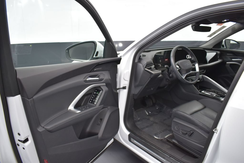 Used 2025 Audi Q5 Premium Plus w/ Premium Plus AWD/4WD image 5
