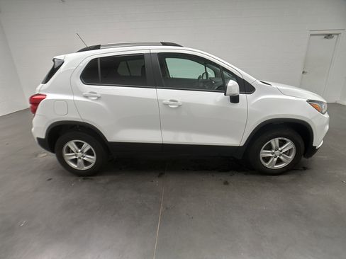 Used 2022 Chevrolet Trax LT w/ LT Convenience Package image 9