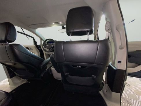 Used 2023 Chrysler Pacifica Touring-L FWD image 23