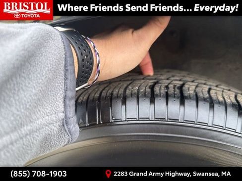 Used 2025 Chrysler Pacifica Select image 10