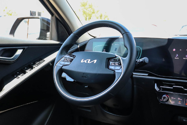 Certified 2025 Kia Niro EX FWD image 16