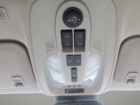 Used 2017 Chevrolet Equinox Premier w/ Enhanced Convenience Package AWD/4WD image 20