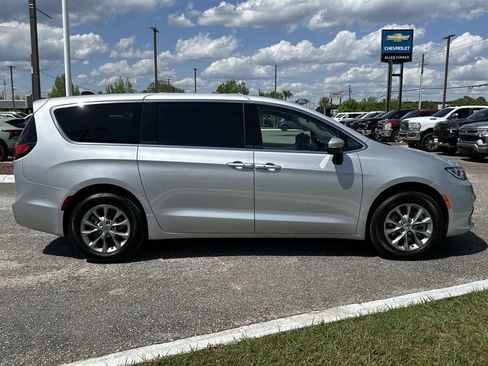 Used 2023 Chrysler Pacifica Touring-L image 5