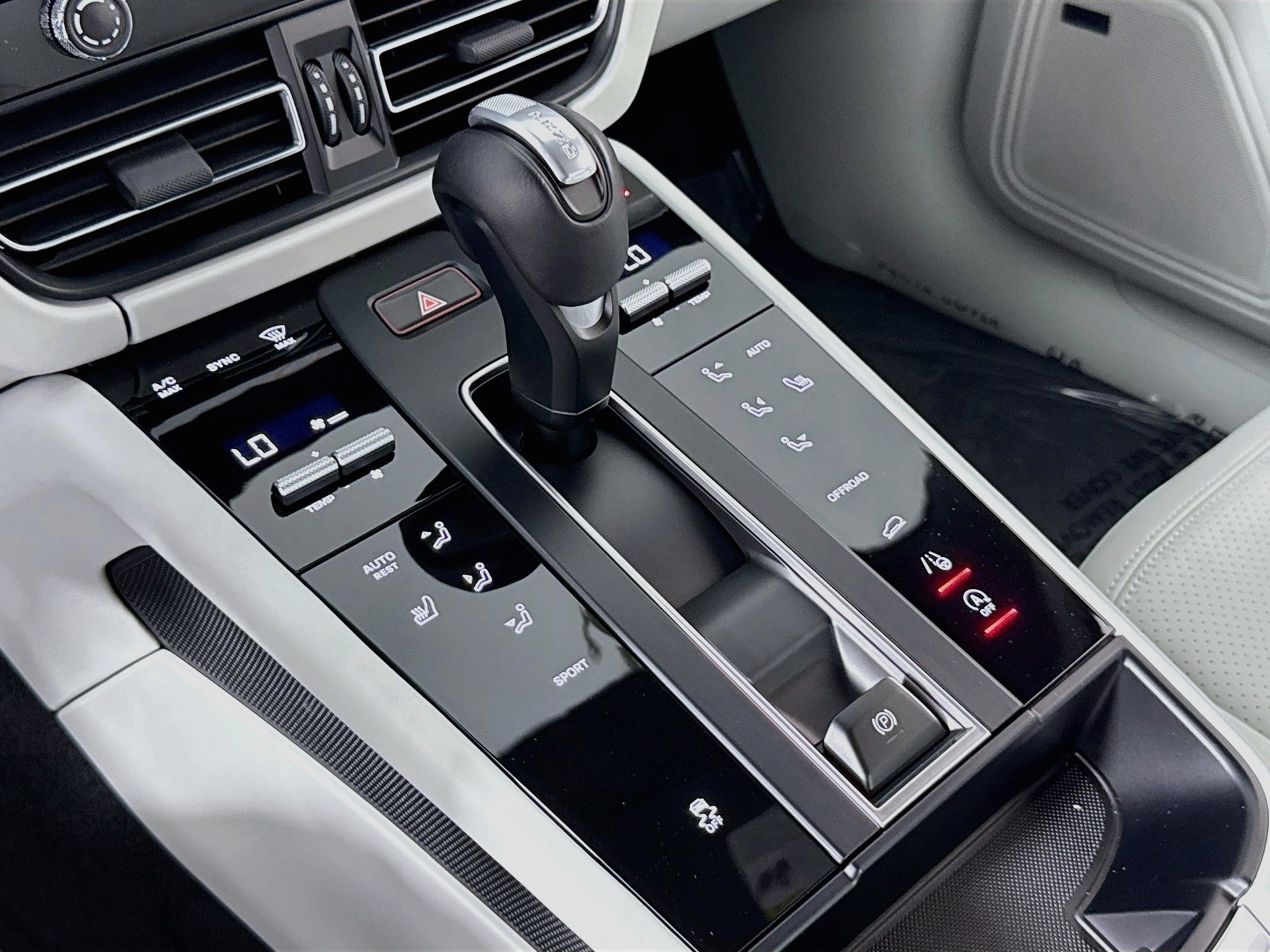 Used 2024 Porsche Macan AWD/4WD image 15