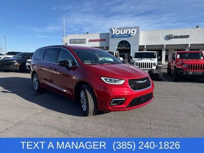 New 2026 Chrysler Pacifica Select