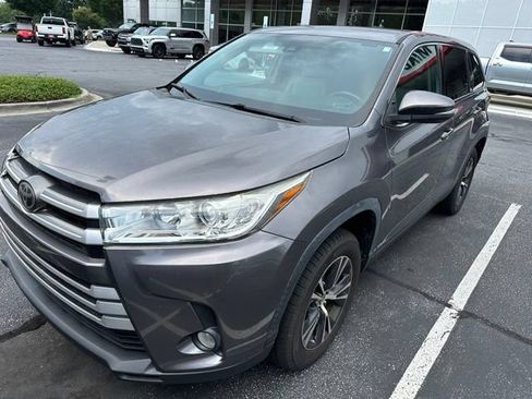Used 2019 Toyota Highlander Plus FWD image 5
