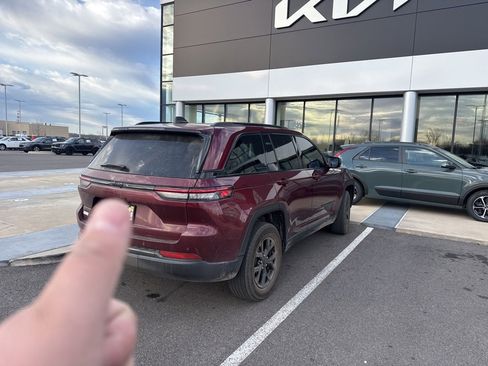 Used 2024 Jeep Grand Cherokee Altitude image 5