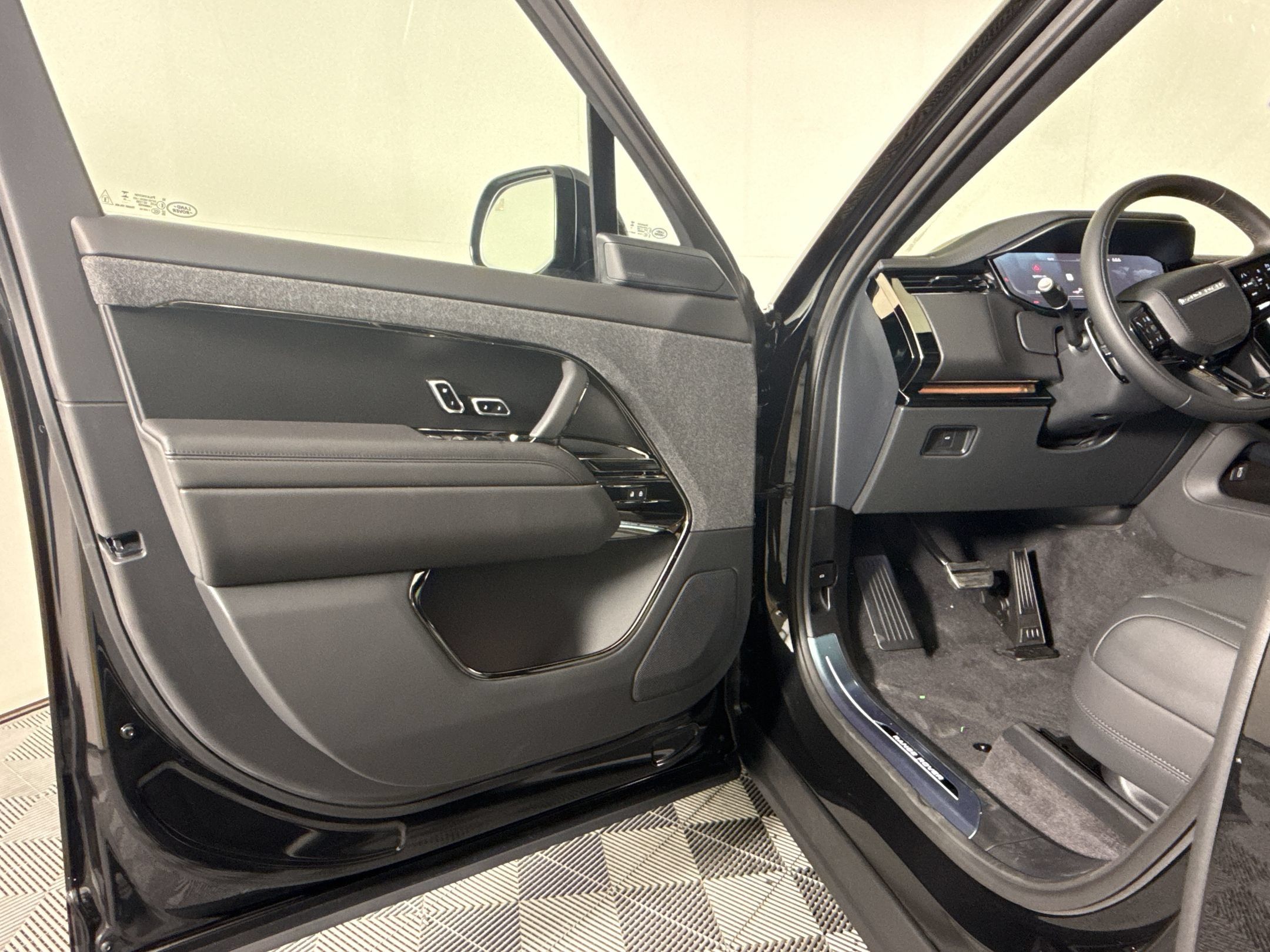 New 2026 Land Rover Range Rover Sport Dynamic SE AWD/4WD image 5