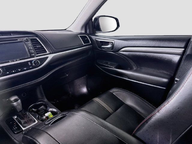 Certified 2019 Toyota Highlander SE w/ Nightshade Edition FWD image 25