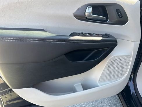 Used 2023 Chrysler Pacifica Touring-L FWD image 9