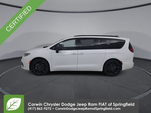 Certified 2025 Chrysler Pacifica Limited FWD image 9