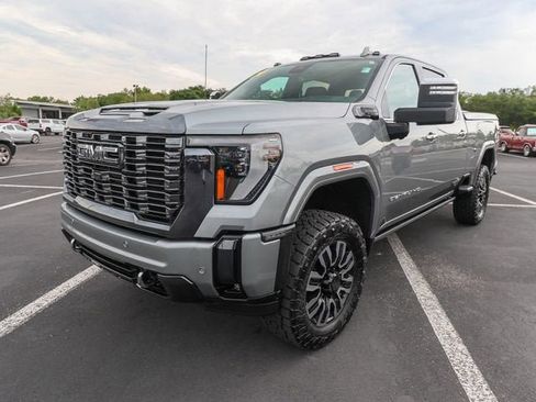 Used 2024 GMC Sierra 2500 Denali Ultimate AWD/4WD image 2