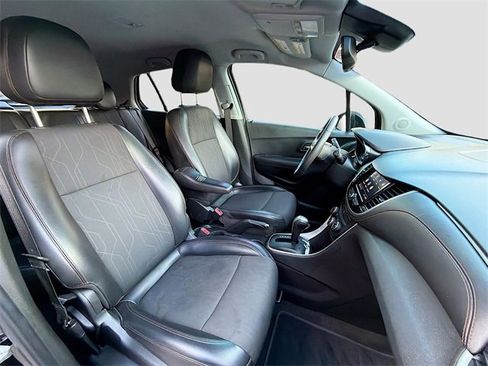 Used 2020 Chevrolet Trax LT w/ LT Convenience Package image 14