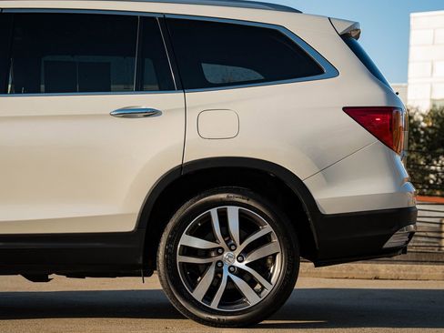 Used 2017 Honda Pilot Touring image 4