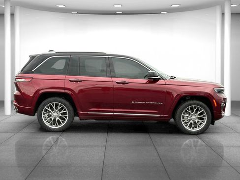 Used 2024 Jeep Grand Cherokee Summit AWD/4WD image 8