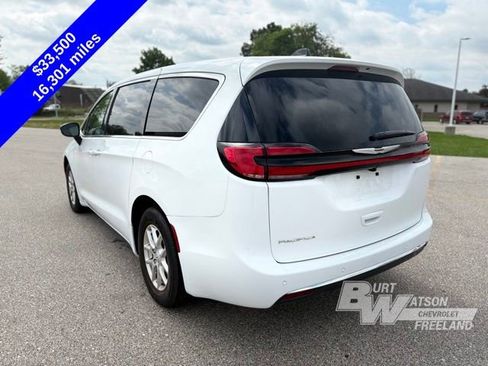 Used 2026 Chrysler Pacifica Select FWD image 4