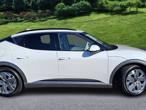 Used 2025 Genesis GV60 RWD image 9