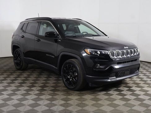Used 2023 Jeep Compass Latitude image 2