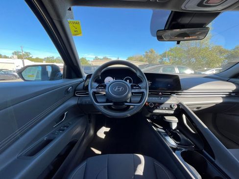 Used 2025 Hyundai Elantra SEL image 35