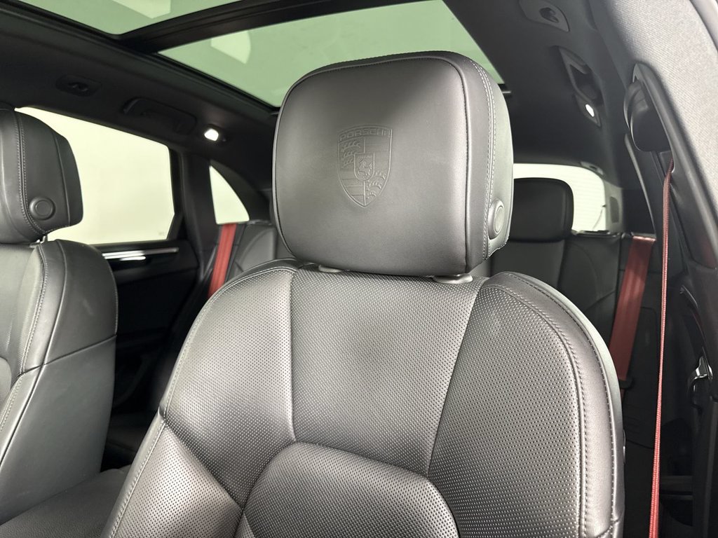 Certified 2023 Porsche Macan AWD/4WD image 41