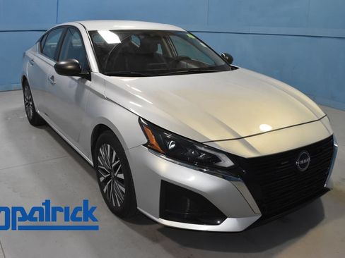 Used 2024 Nissan Altima 2.5 SV FWD image 1