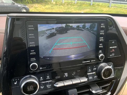 Used 2021 Toyota Highlander XLE AWD/4WD image 27