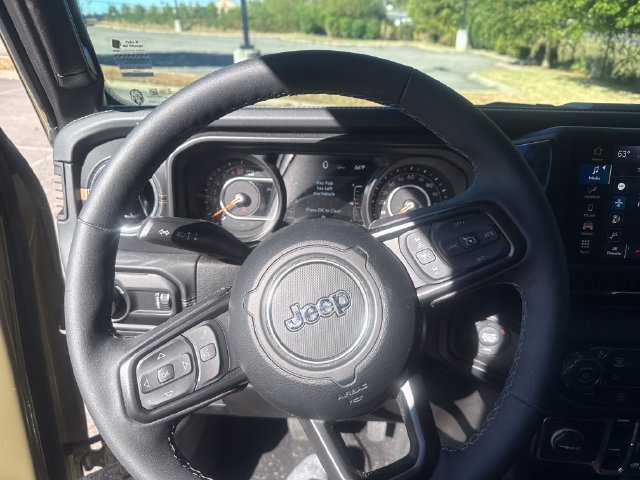 Used 2025 Jeep Gladiator Sport AWD/4WD image 11