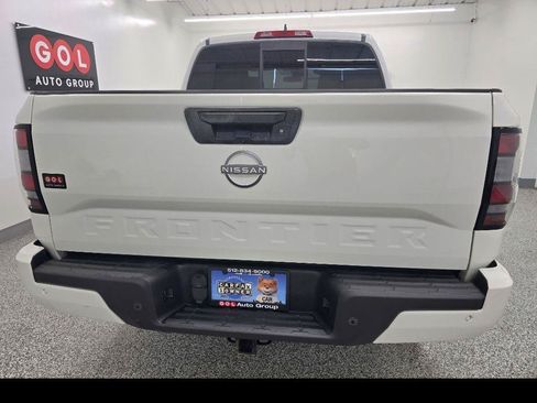 Used 2022 Nissan Frontier SV RWD image 8