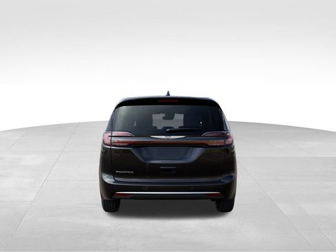 New 2026 Chrysler Pacifica Select image 8