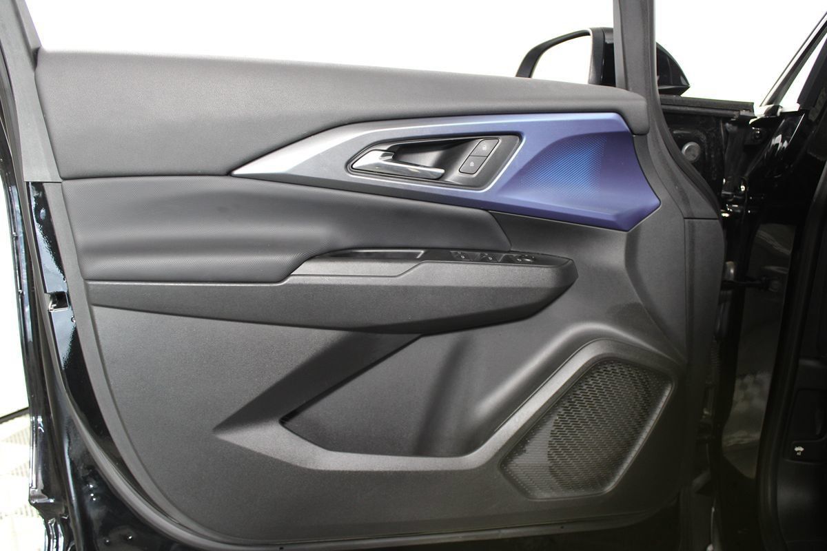 Used 2024 Chevrolet Equinox EV LT w/ LPO, All-Weather Mat Package FWD image 5