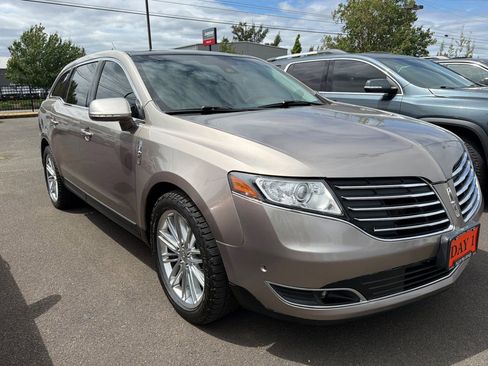 Used 2019 Lincoln MKT AWD image 2