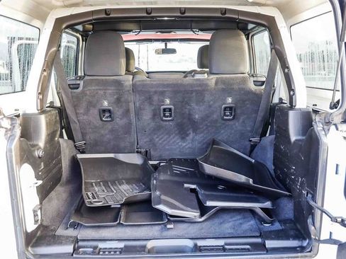 Used 2019 Jeep Wrangler Unlimited Sahara AWD/4WD image 31