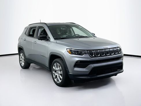 Used 2022 Jeep Compass Latitude AWD/4WD image 3