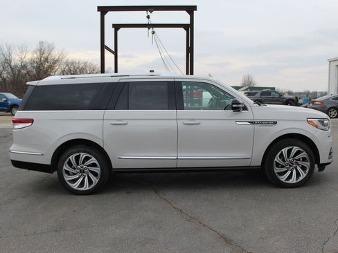 Used 2023 Lincoln Navigator L Reserve image 7