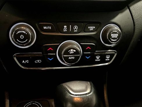 Used 2022 Jeep Cherokee Limited image 15