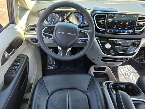 Used 2024 Chrysler Pacifica Touring-L FWD image 24