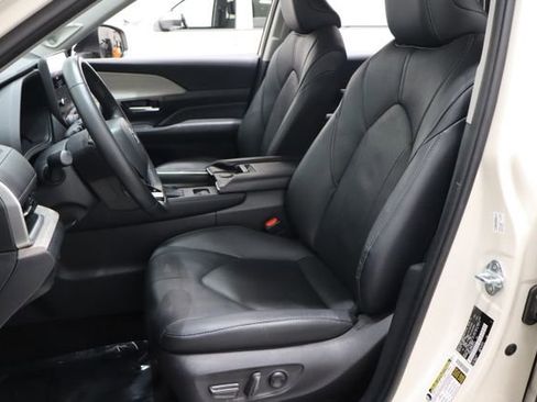 Used 2024 Toyota Grand Highlander Limited image 11