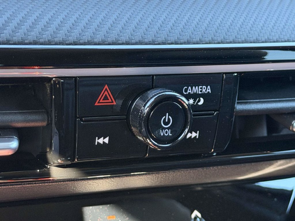 Certified 2025 Nissan Kicks SR AWD/4WD image 26